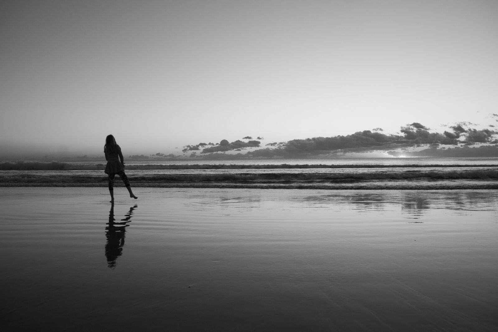 Canon EOS M2 sample photo. Man, walking, on, beach photography