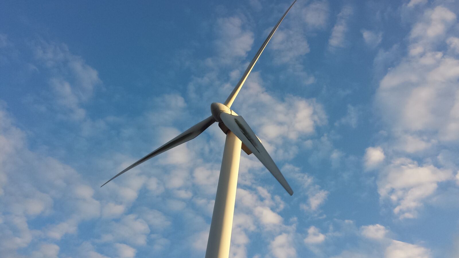 Samsung Galaxy S4 sample photo. Windmill head, sky, clouds photography