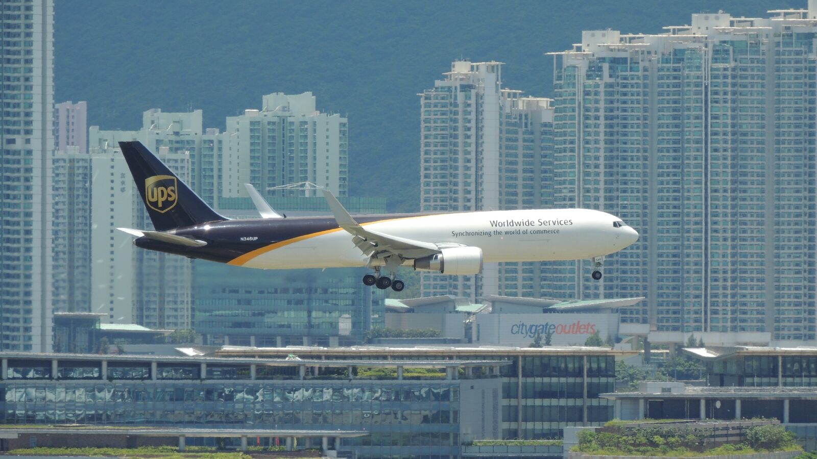 Nikon Coolpix P510 sample photo. Hongkong, airplane, travel photography