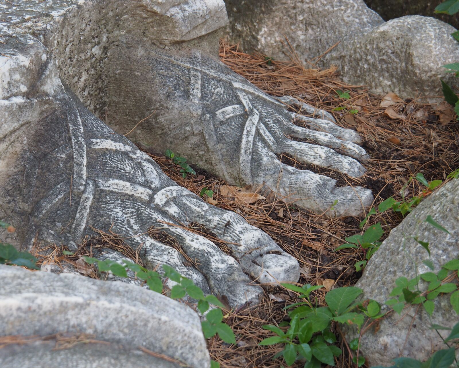 Olympus OM-D E-M5 II sample photo. Statue, feet, sculpture photography