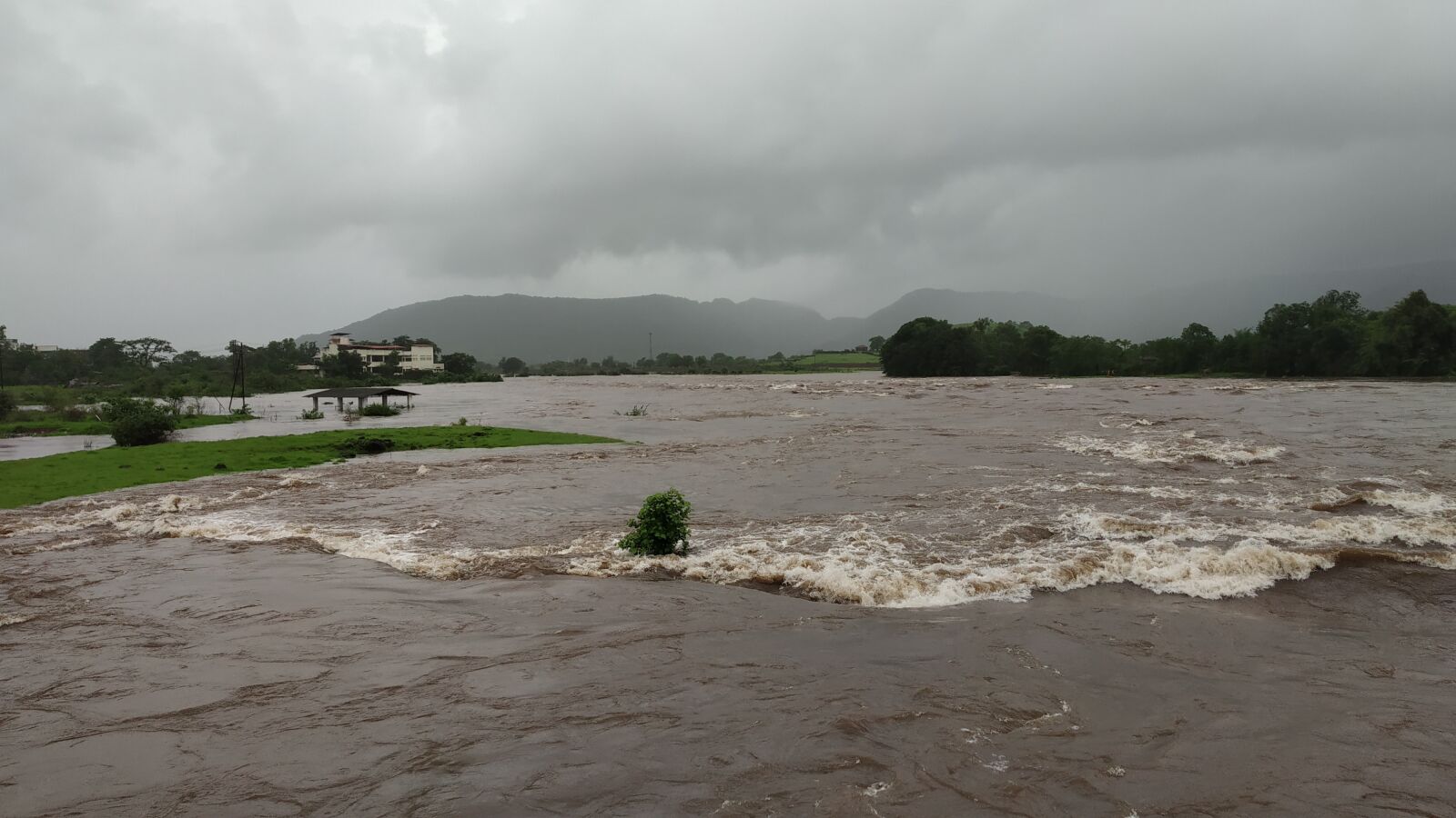 Xiaomi Redmi Note 5 Pro sample photo. River, flood, nature photography