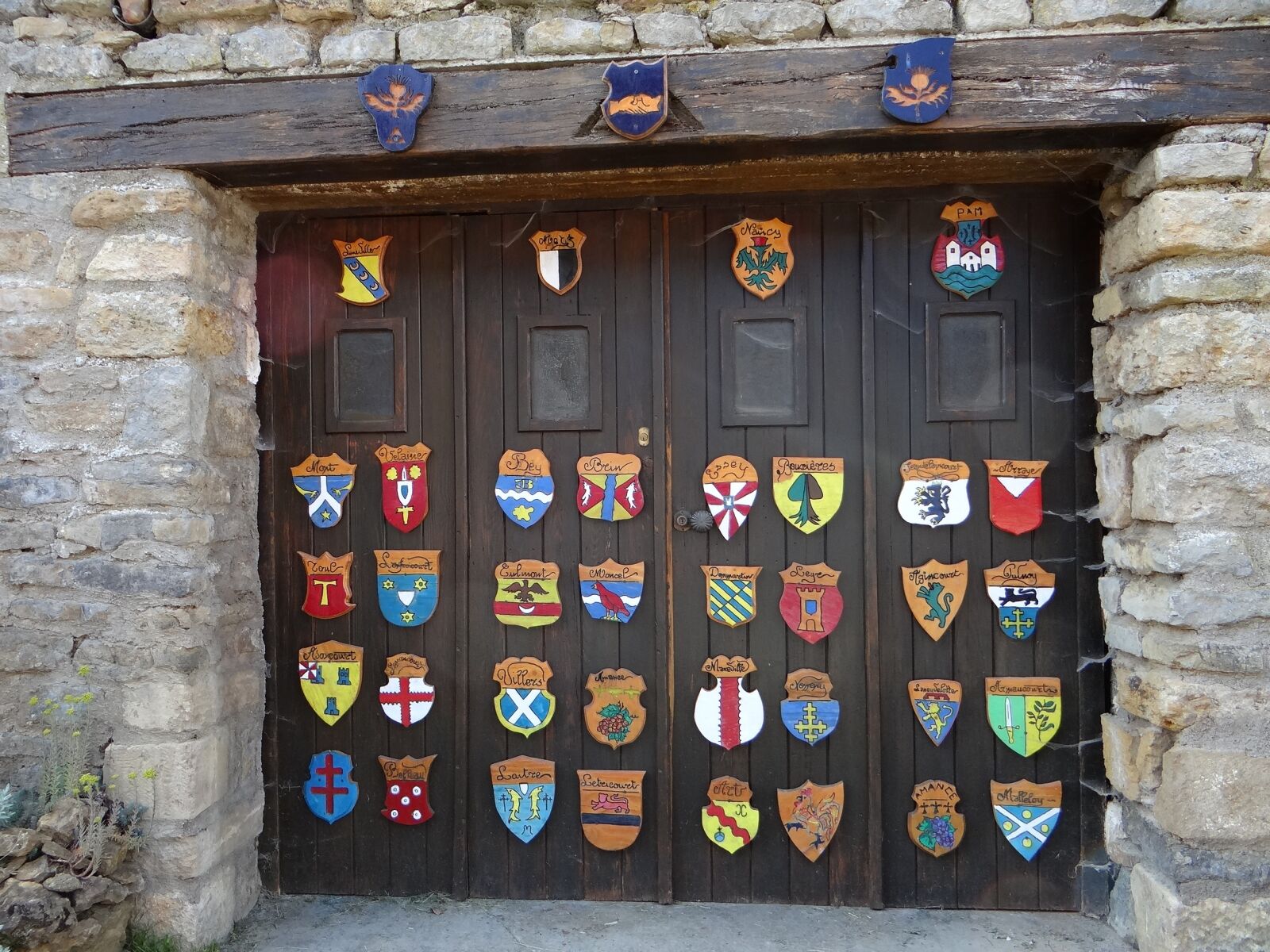 Sony DSC-HX200V sample photo. Coat of arms, garage photography