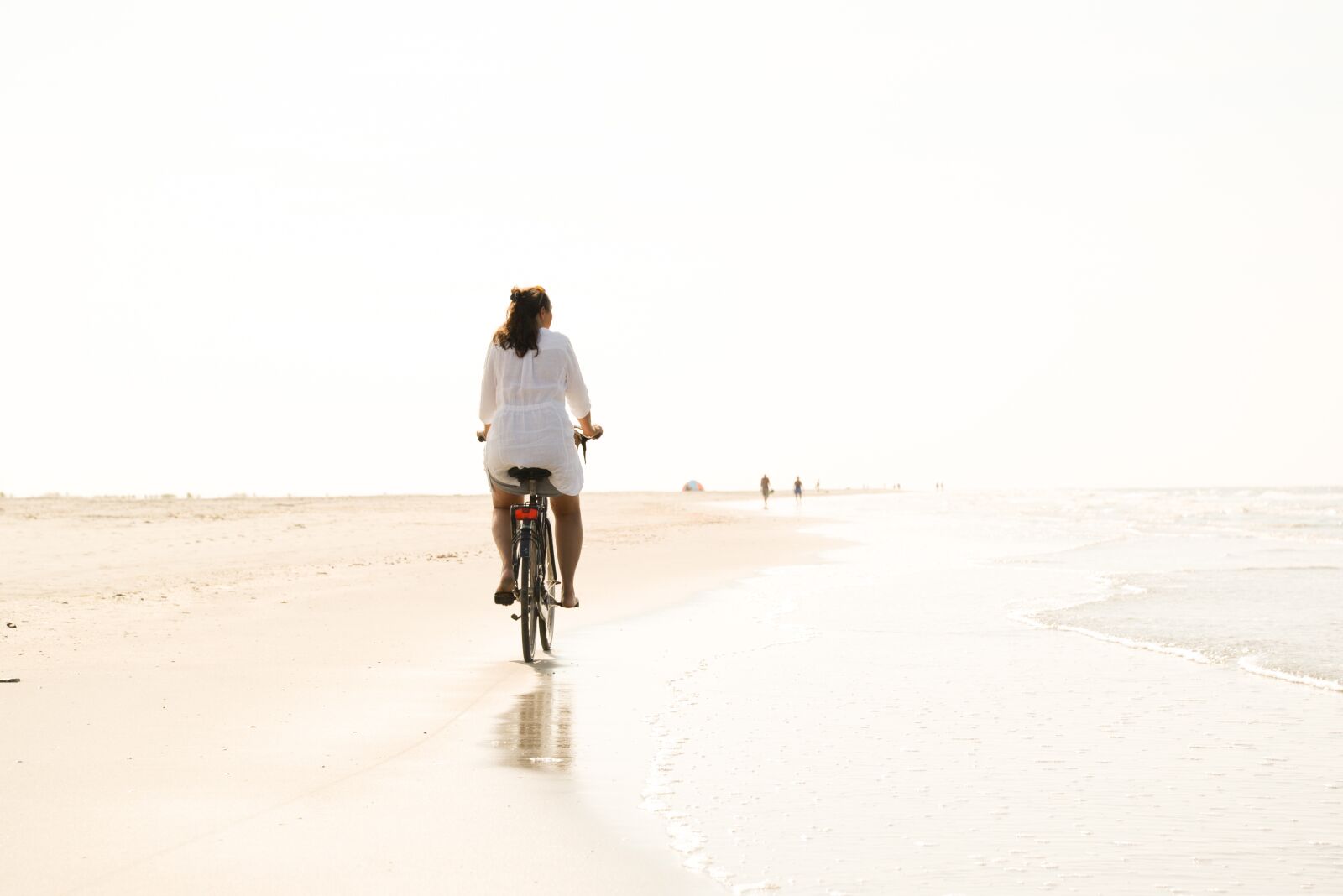 Nikon D610 sample photo. Bicycle, beach, woman photography