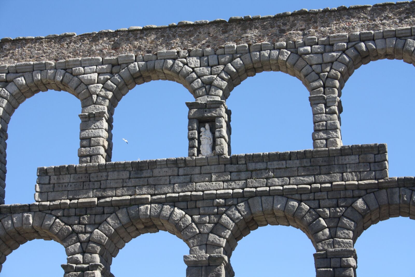 Canon EOS 1000D (EOS Digital Rebel XS / EOS Kiss F) sample photo. Sky, arch, old photography