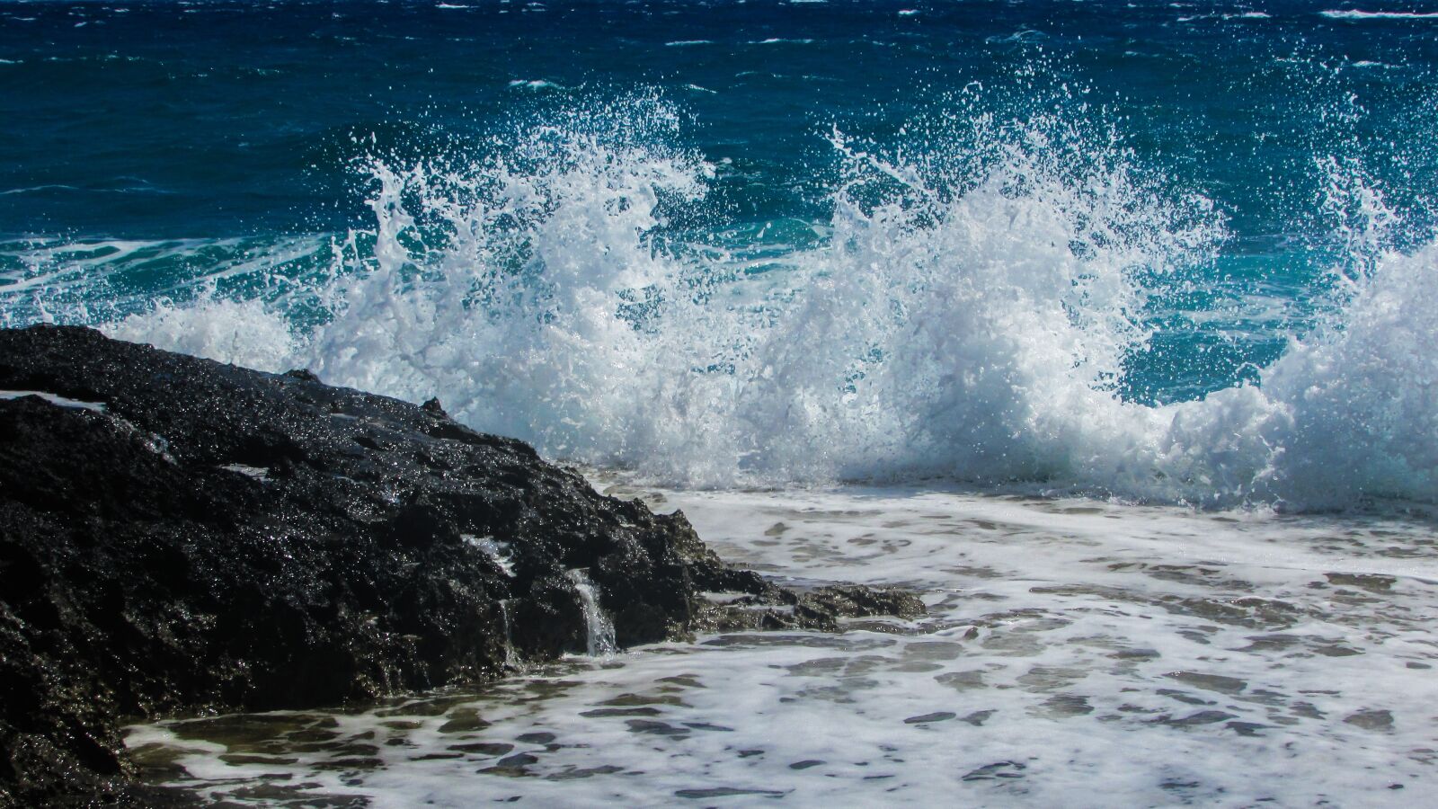 Canon PowerShot SX400 IS sample photo. Wave, smashing, foam photography