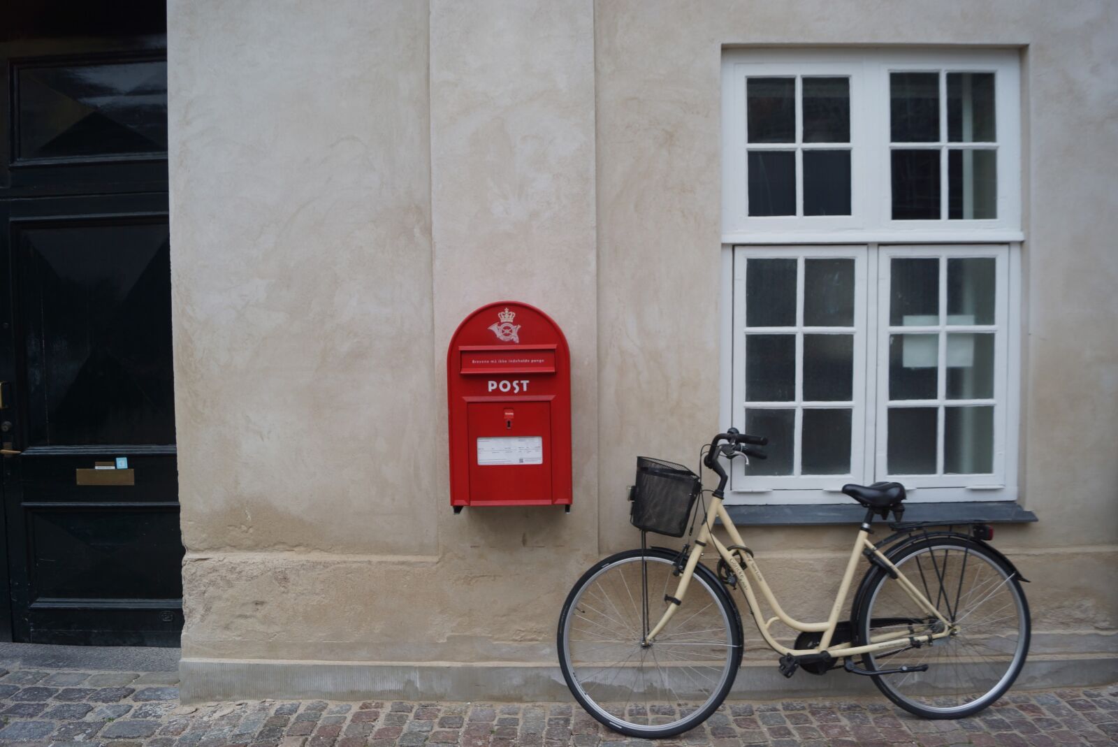 Sony SLT-A77 + Sony DT 18-55mm F3.5-5.6 SAM sample photo. Postbox, red, box photography