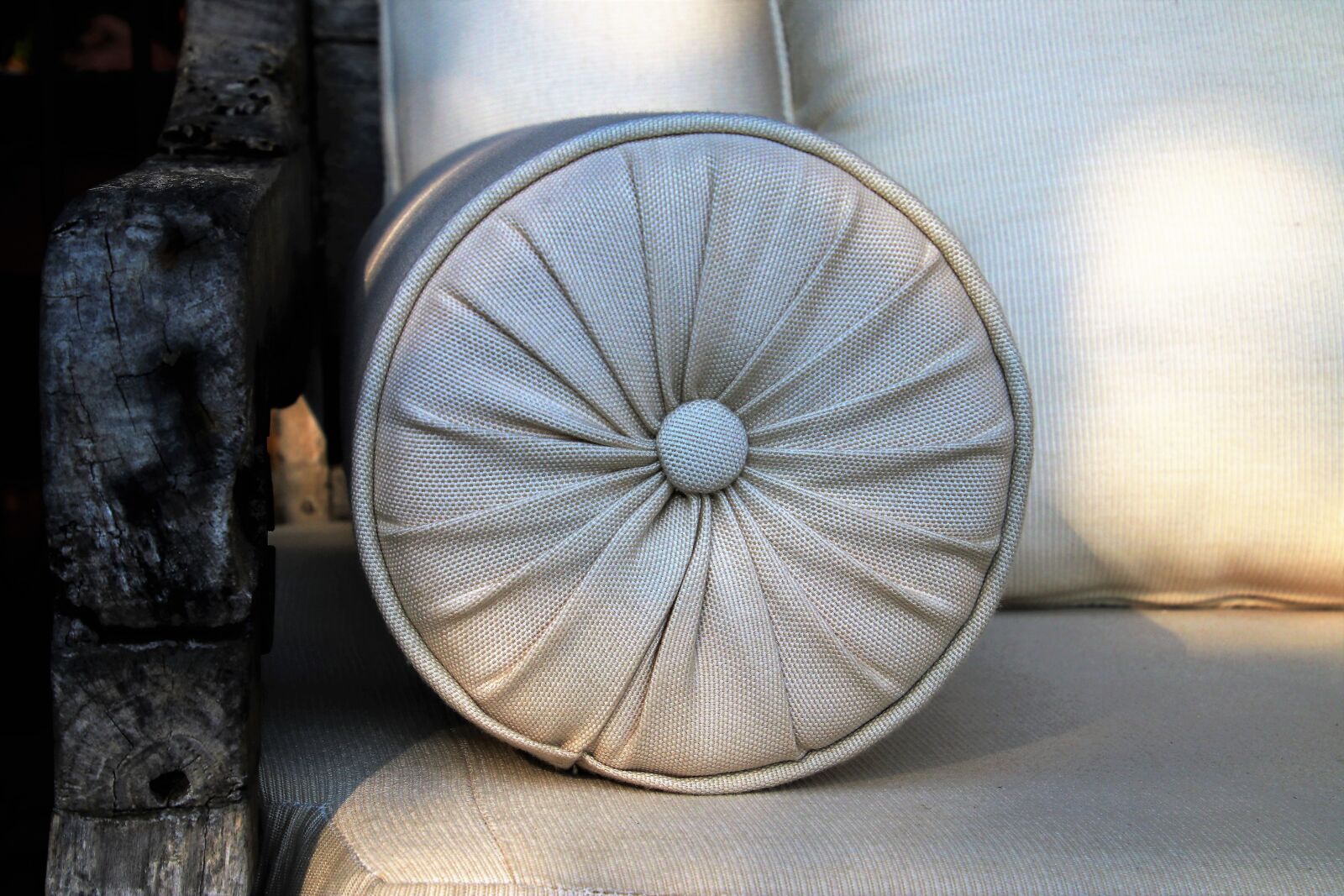 Canon EOS 80D sample photo. Pillow, no one, wooden photography