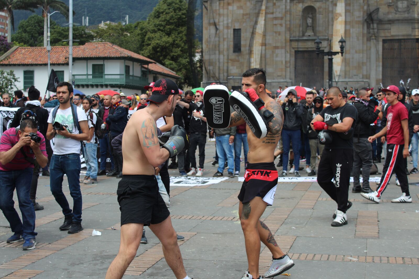 Canon EOS 1300D (EOS Rebel T6 / EOS Kiss X80) sample photo. Fight, street, boxing photography
