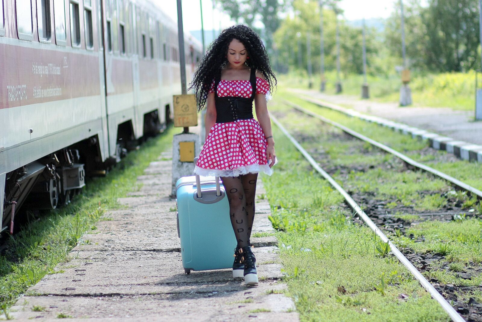 Canon EOS 450D (EOS Rebel XSi / EOS Kiss X2) sample photo. Girl, train station, calling photography