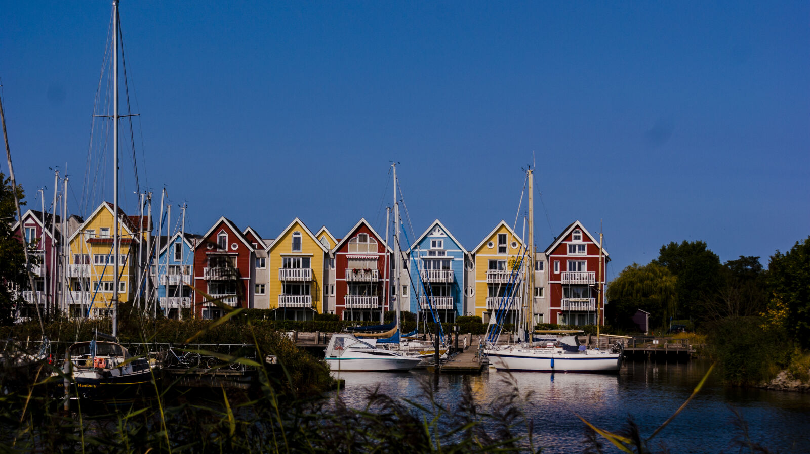 Sony Alpha DSLR-A350 + Sony DT 18-70mm F3.5-5.6 sample photo. Boats, colorful, houses, houses photography