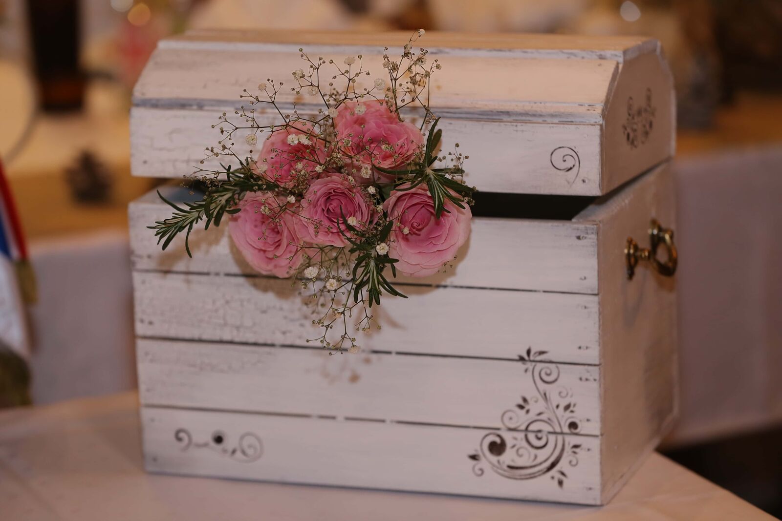Canon EF 70-200mm F2.8L IS II USM sample photo. Romantic, surprise, box, wooden photography
