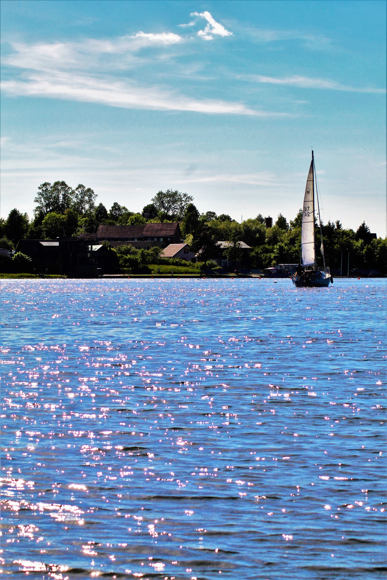 Canon EOS 1300D (EOS Rebel T6 / EOS Kiss X80) sample photo. Lithuania, trakai, sail photography
