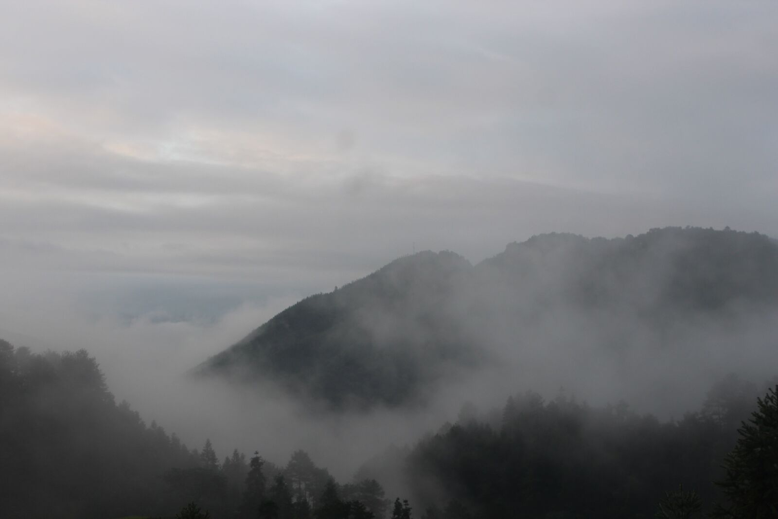 Canon EOS 600D (Rebel EOS T3i / EOS Kiss X5) sample photo. The smoky mountains, clouds photography