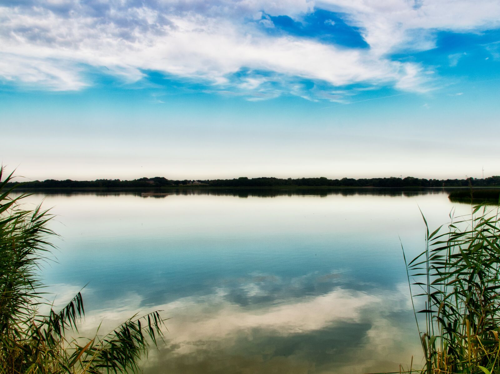 Canon EOS 200D (EOS Rebel SL2 / EOS Kiss X9) sample photo. Lake, clouds, water photography