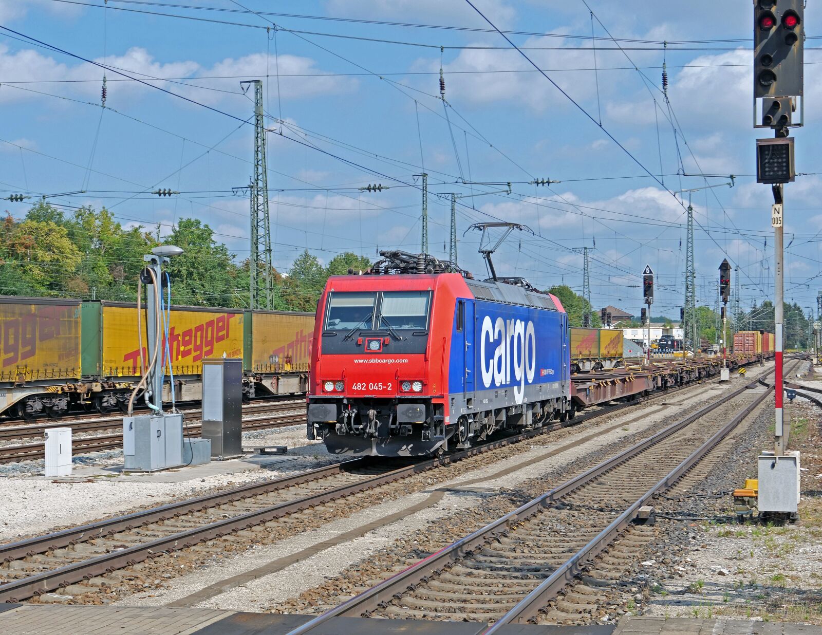 Panasonic Lumix DC-G9 sample photo. Container train, international, through-freight photography