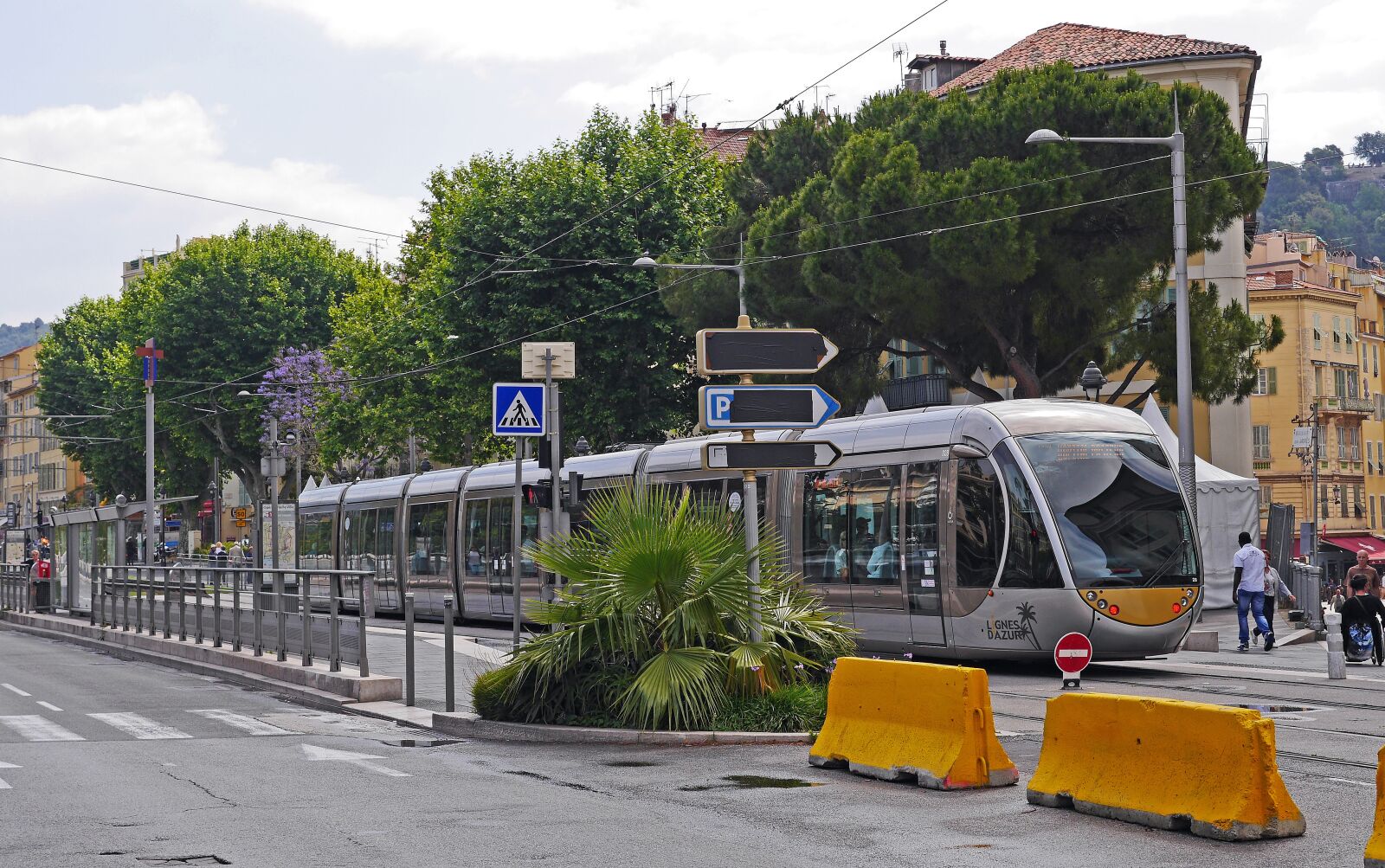 Panasonic Lumix DMC-GH3 sample photo. Nice, tram, bus stop photography