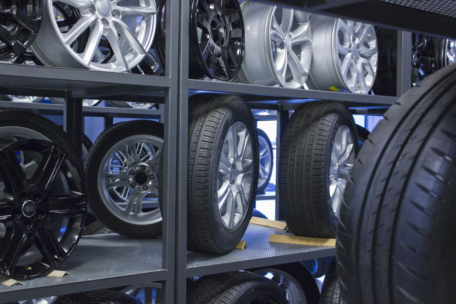 Canon EF-S 18-55mm F3.5-5.6 IS sample photo. Tires, circles, tire repairer photography