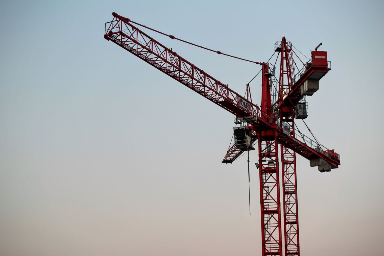 Canon EOS 600D (Rebel EOS T3i / EOS Kiss X5) + Canon EF 50mm F1.4 USM sample photo. Baukran, load crane, build photography