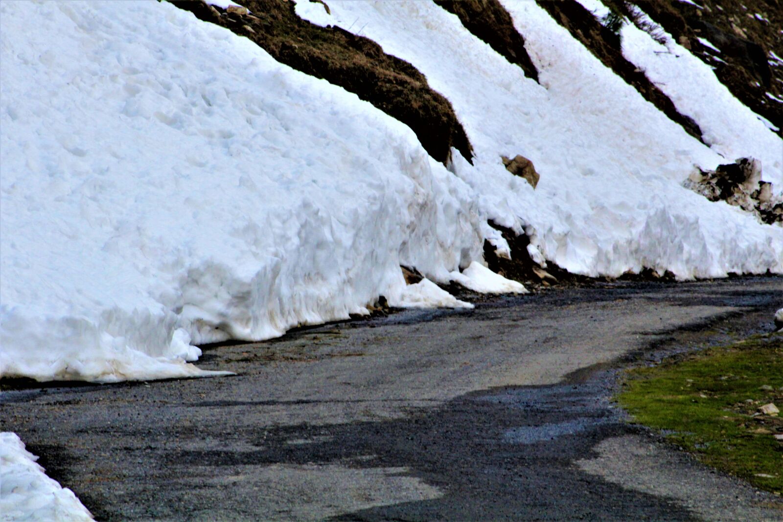 Canon EOS 1200D (EOS Rebel T5 / EOS Kiss X70 / EOS Hi) + Canon EF75-300mm f/4-5.6 sample photo. Snow, road, winter photography