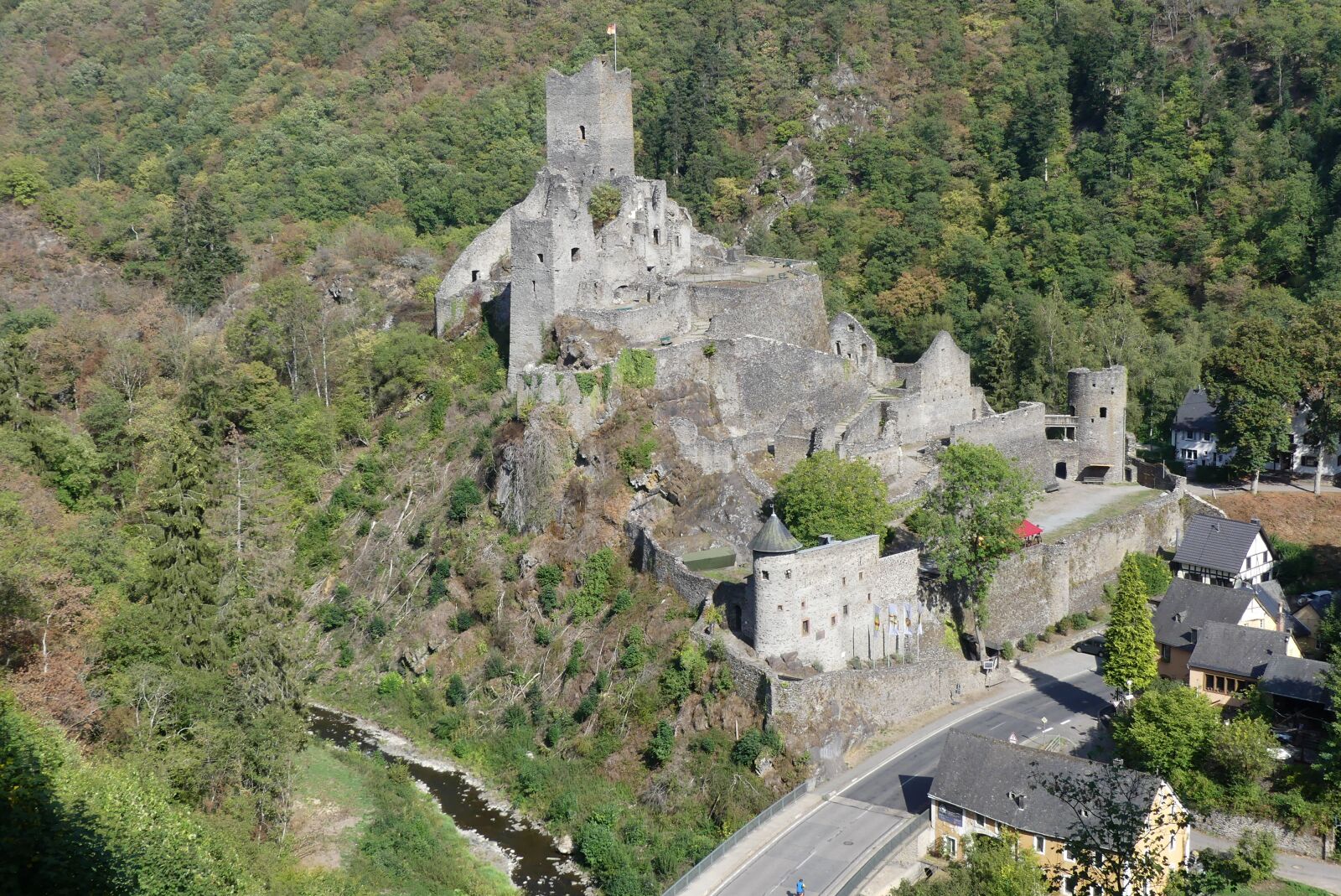 Panasonic Lumix DMC-FZ300 sample photo. Castle, eifel, manderscheid photography
