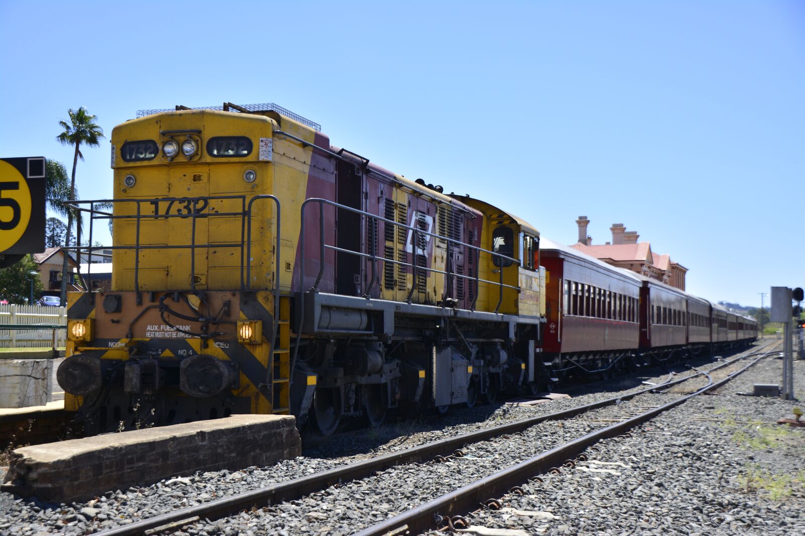 Nikon D5200 sample photo. Toowoomba, train, diesel photography