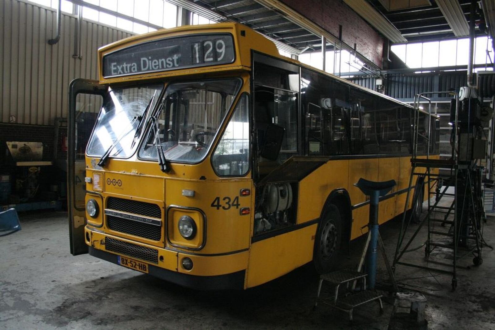 Canon EOS 350D (EOS Digital Rebel XT / EOS Kiss Digital N) sample photo. Bus, netherlands, transport photography