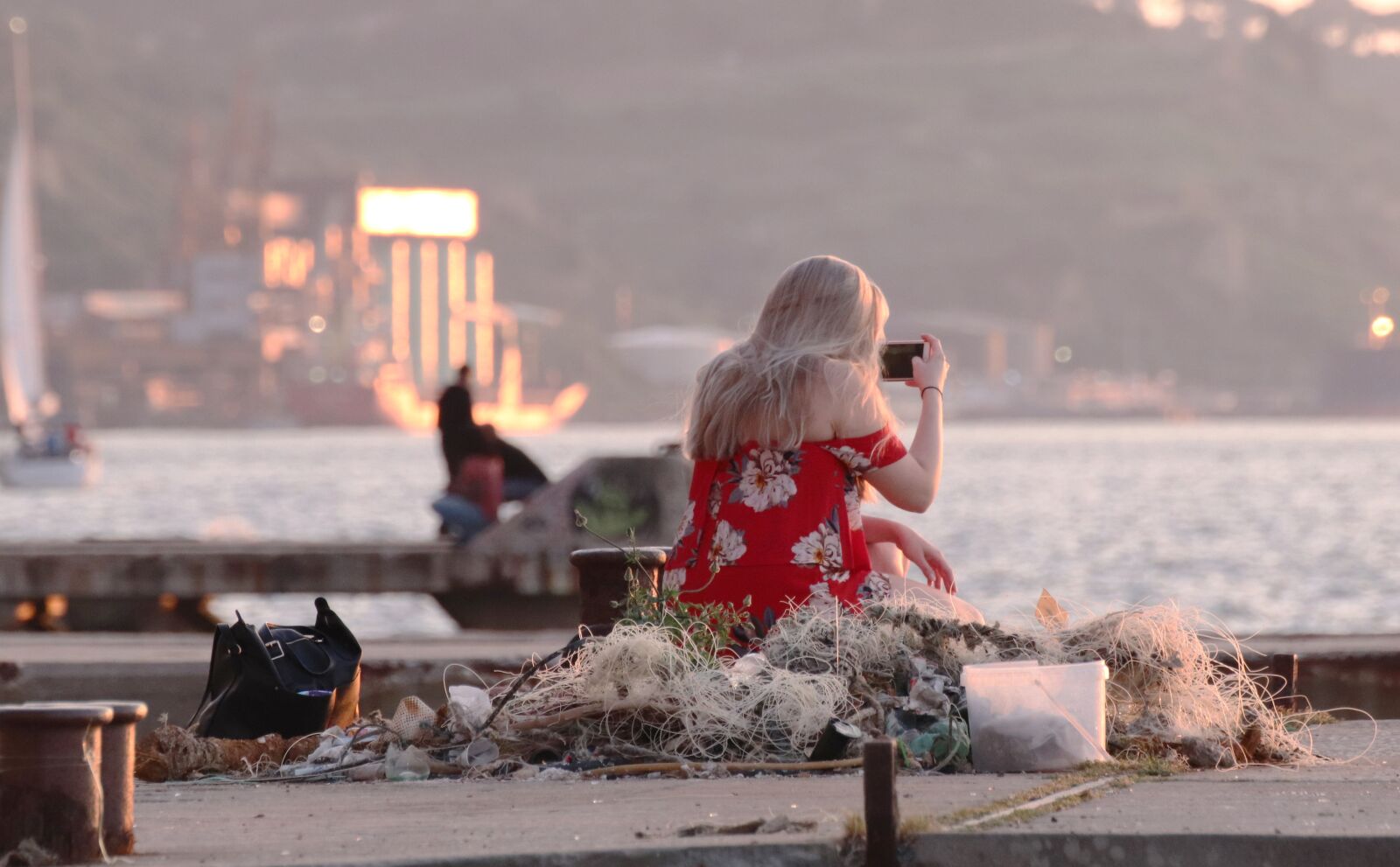 Canon EOS 200D (EOS Rebel SL2 / EOS Kiss X9) sample photo. Woman, port, sunset photography