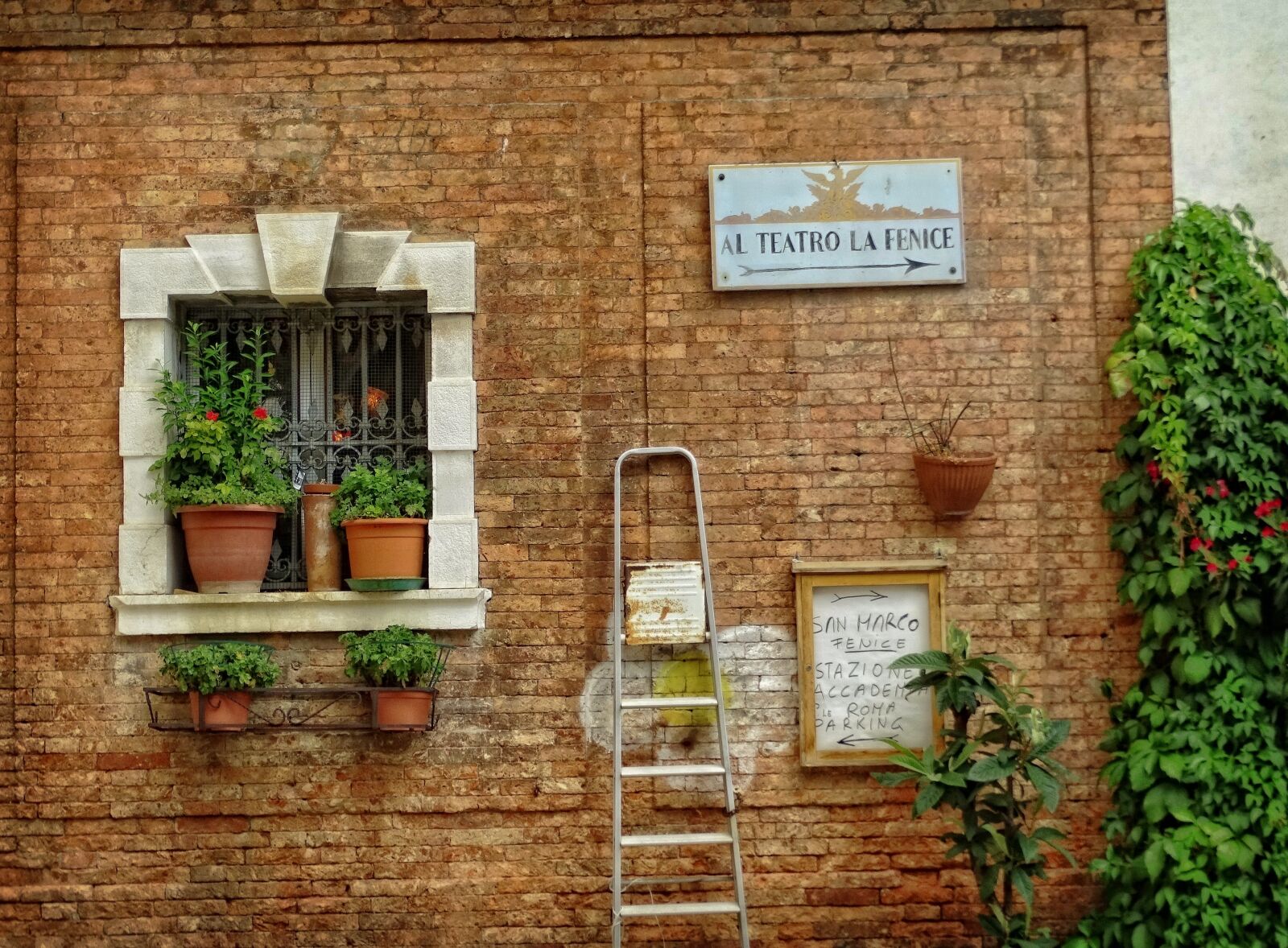 Sony Cyber-shot DSC-HX400V sample photo. Venice, hauswand, italian photography