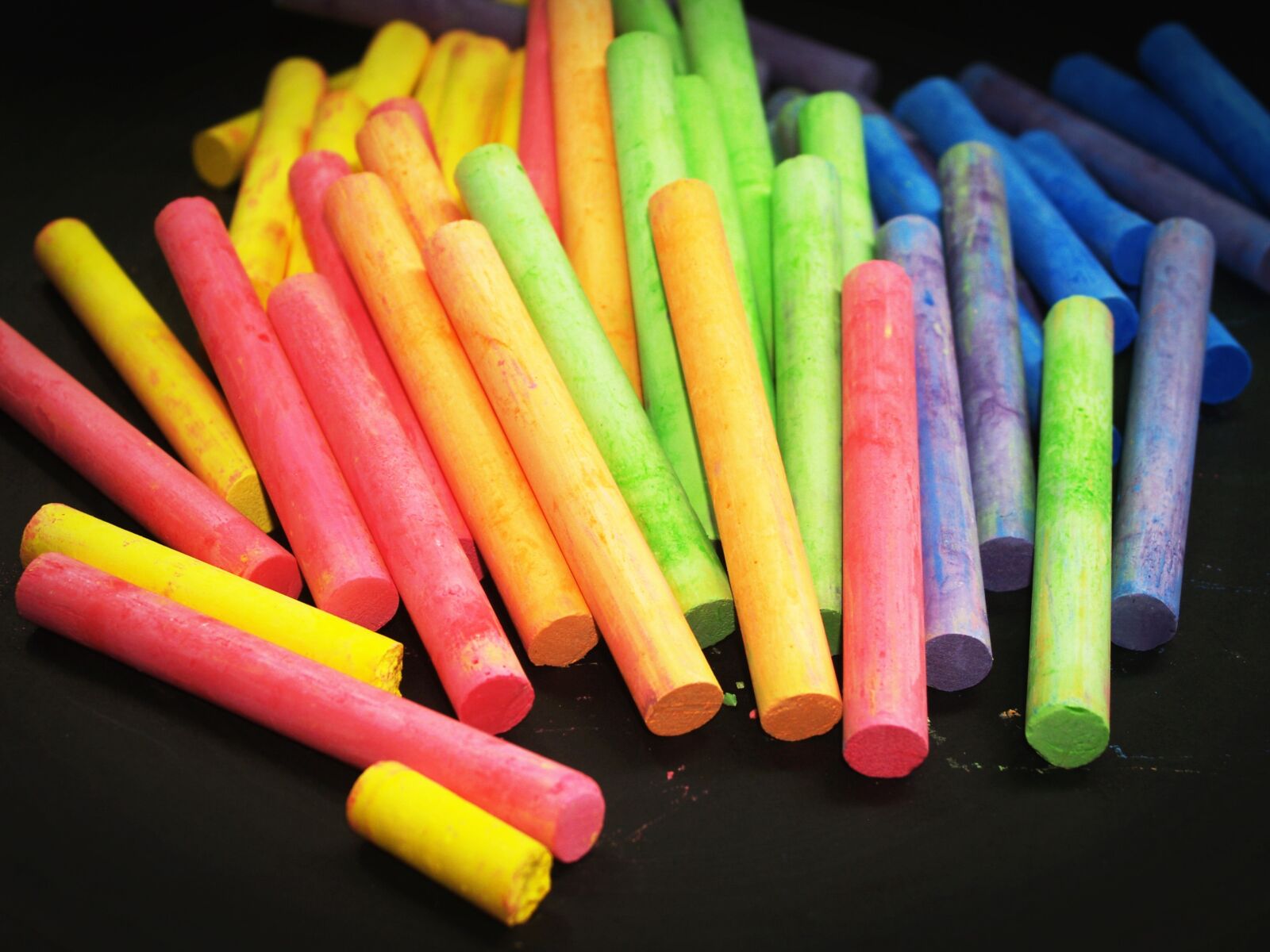 Olympus E-300 (EVOLT E-300) sample photo. Chalk, color, red photography