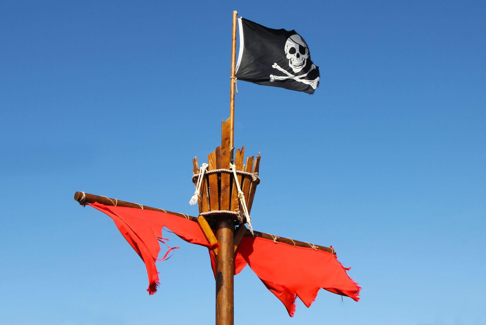 Canon EOS 550D (EOS Rebel T2i / EOS Kiss X4) sample photo. Pirate, flag, crows nest photography