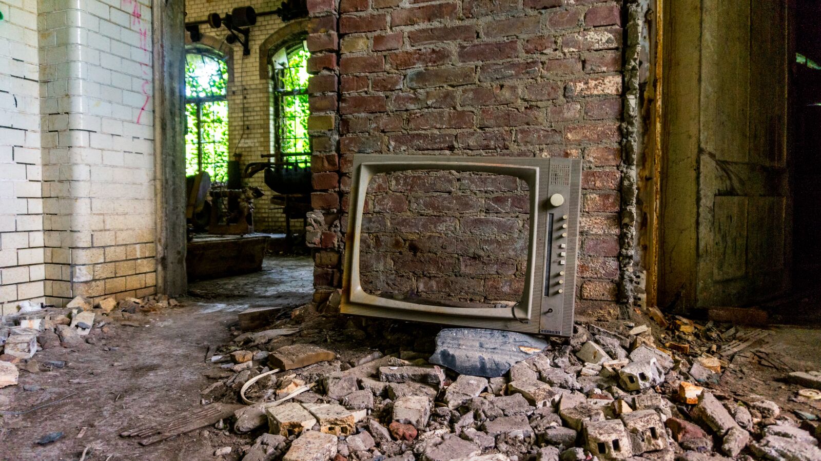 Sony Alpha a5000 (ILCE 5000) sample photo. Old, abandoned, wall photography