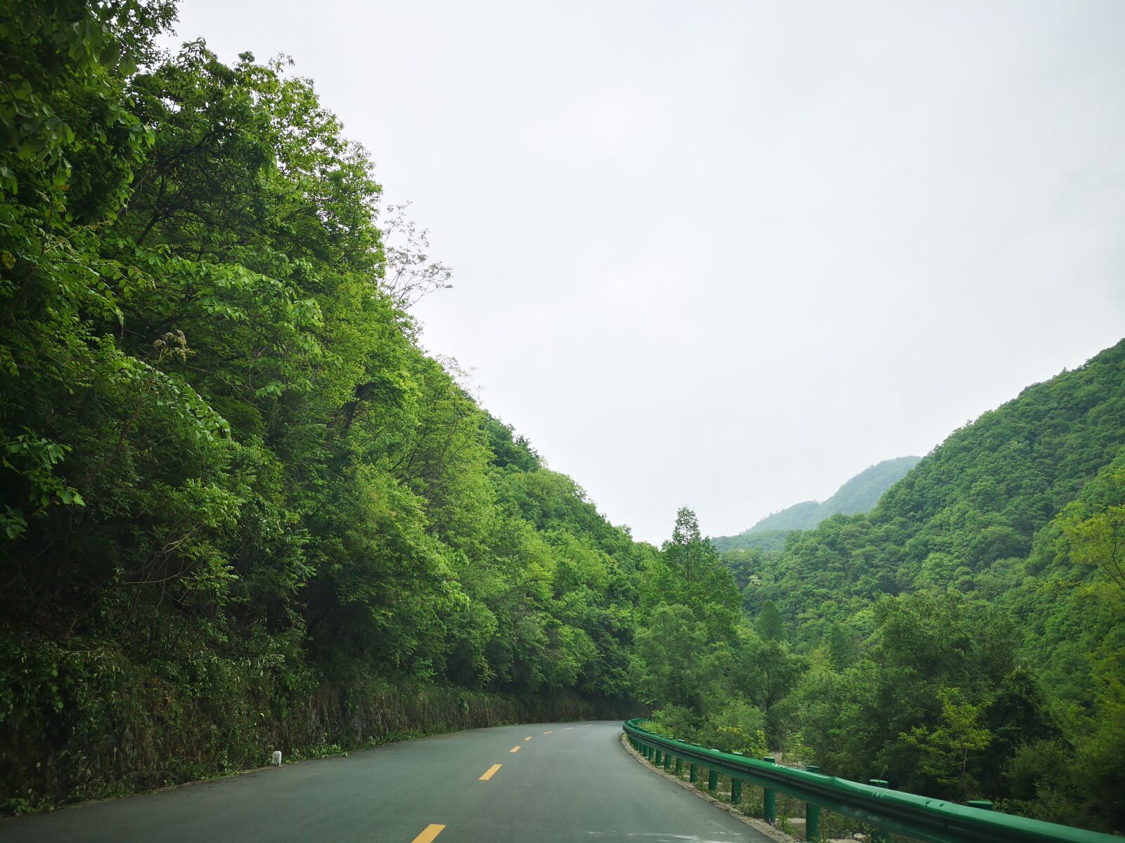 HUAWEI P20 sample photo. Highway, green, mountain photography