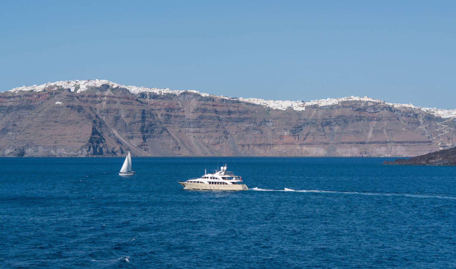 Sony a7R II + Sony FE 24-240mm F3.5-6.3 OSS sample photo. Santorini, greece, mountains photography