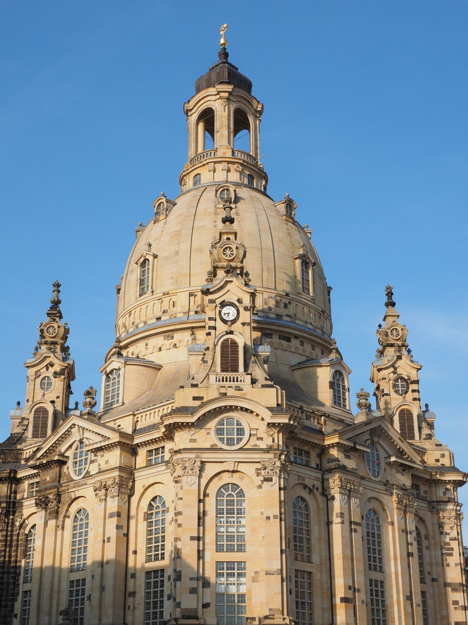 Olympus OM-D E-M1 + Olympus M.Zuiko Digital ED 12-40mm F2.8 Pro sample photo. Frauenkirche, dresden, church of photography