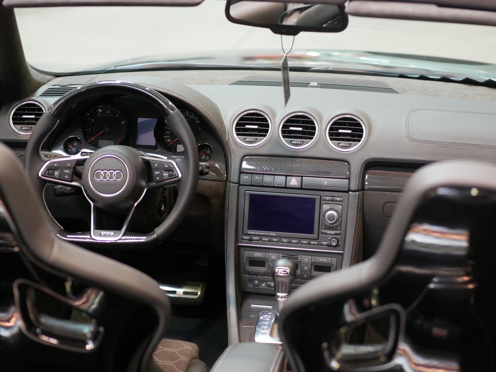 Panasonic Lumix DMC-GX85 (Lumix DMC-GX80 / Lumix DMC-GX7 Mark II) sample photo. Transport, automobile, cockpit photography