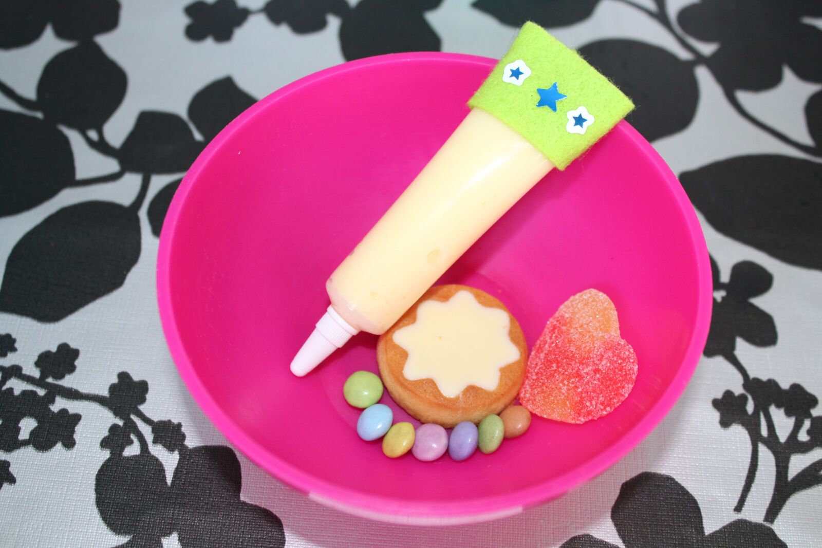 Canon EOS 1200D (EOS Rebel T5 / EOS Kiss X70 / EOS Hi) sample photo. Cookie decorating, cookie making photography
