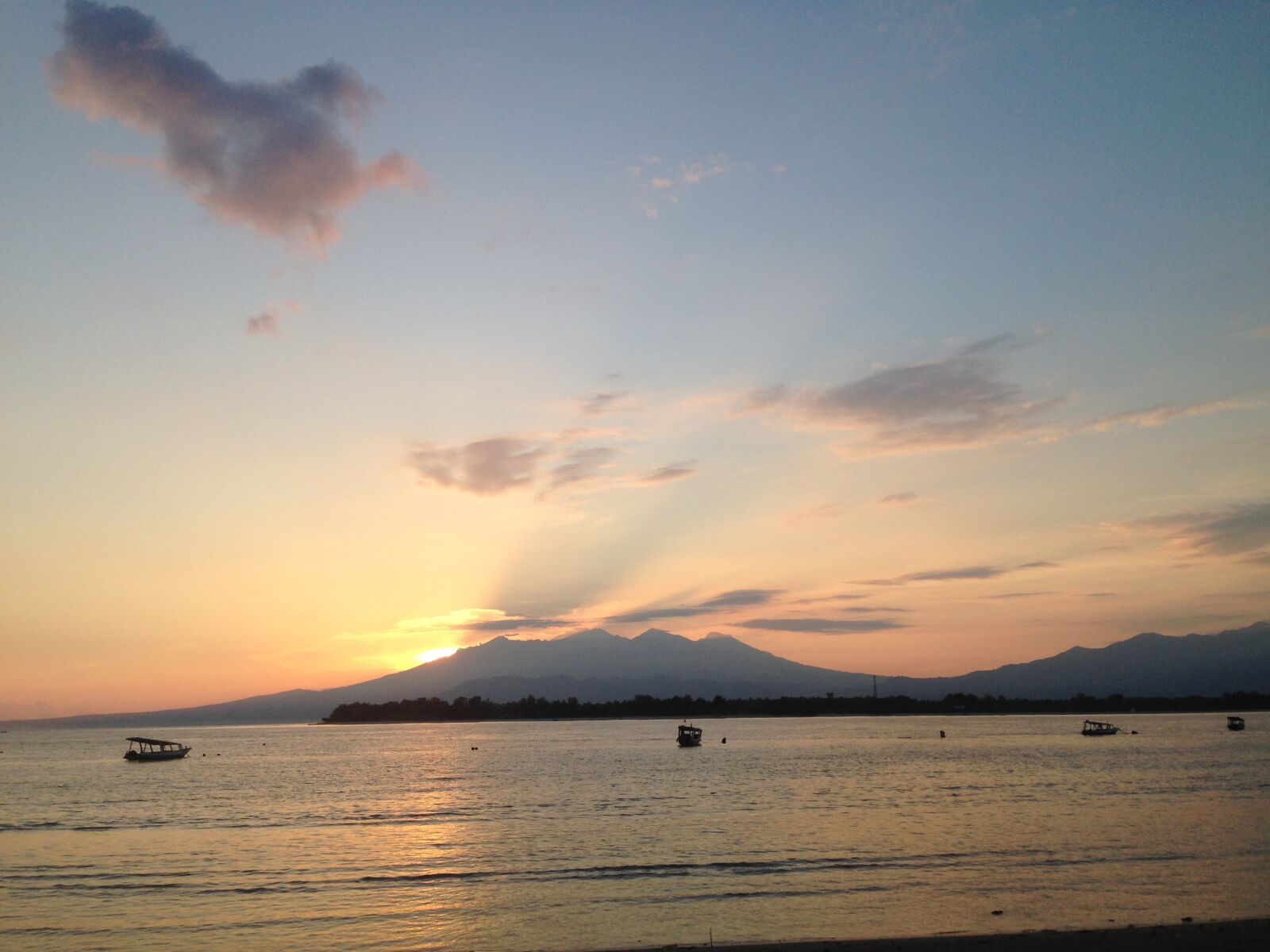 iPhone 5 back camera 4.12mm f/2.4 sample photo. Mountain, sunrise, mountains photography