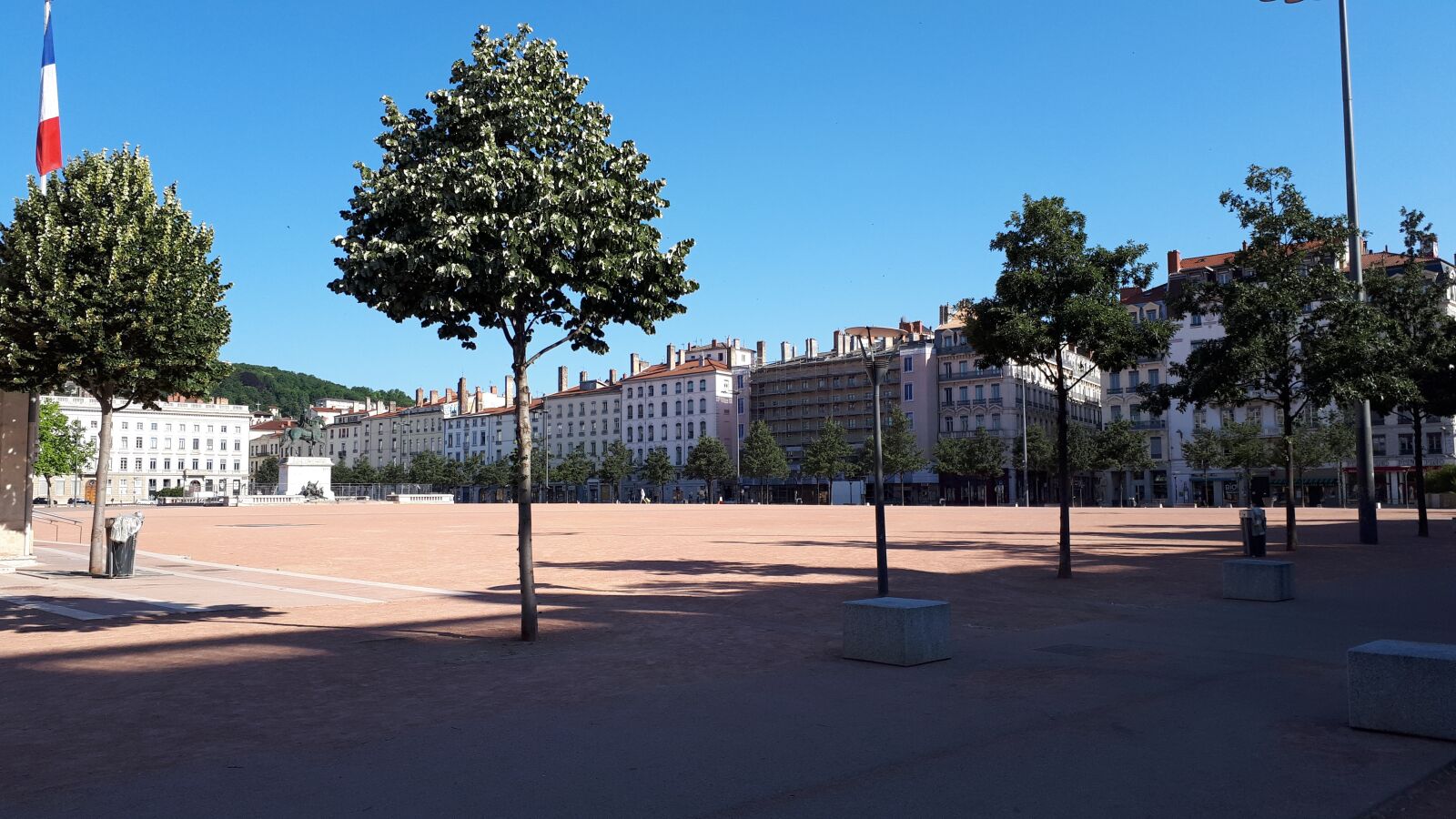 Samsung Galaxy A5(2017) sample photo. Lyon, bellecour, place photography