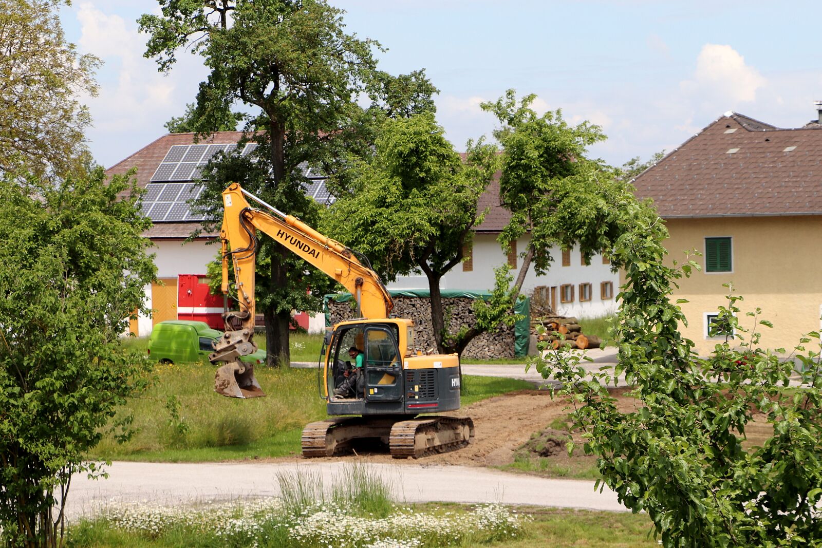 Canon EOS 77D (EOS 9000D / EOS 770D) sample photo. Excavators, construction machine, construction photography