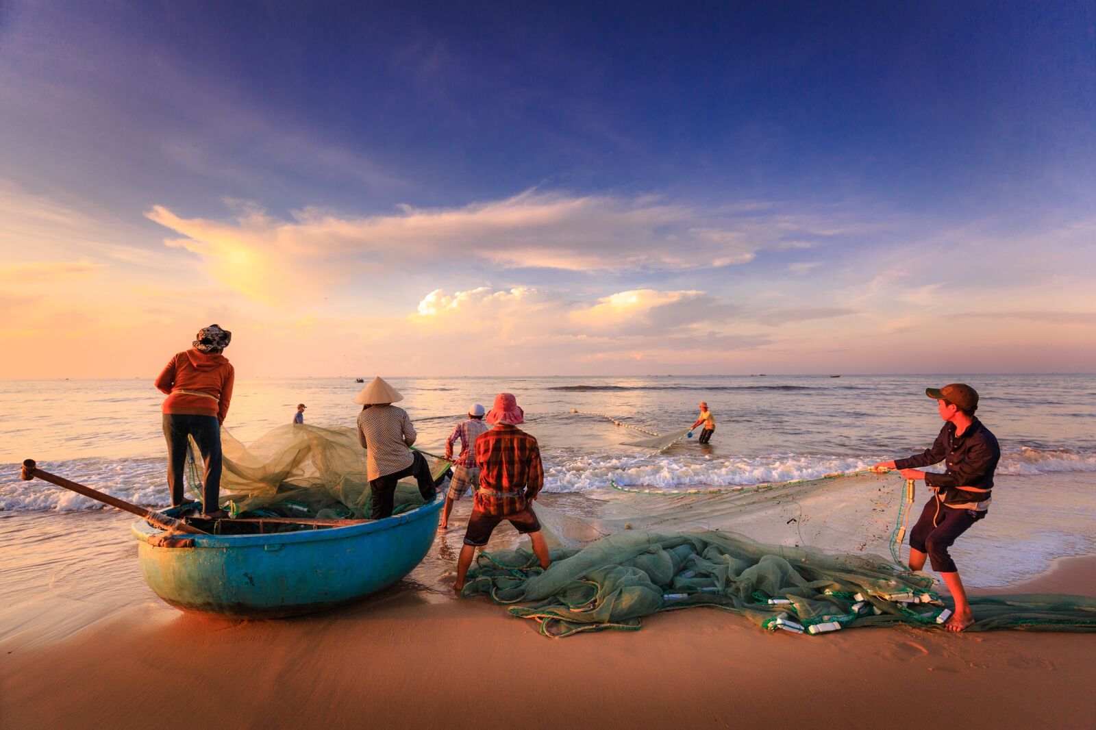 Canon EF 16-35mm F4L IS USM sample photo. Fishermen, fishing, sea photography