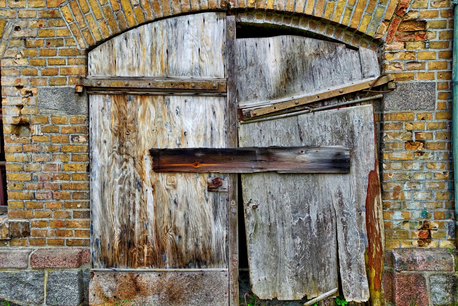 Sony Cyber-shot DSC-RX100 III sample photo. Door, ruin, barn photography