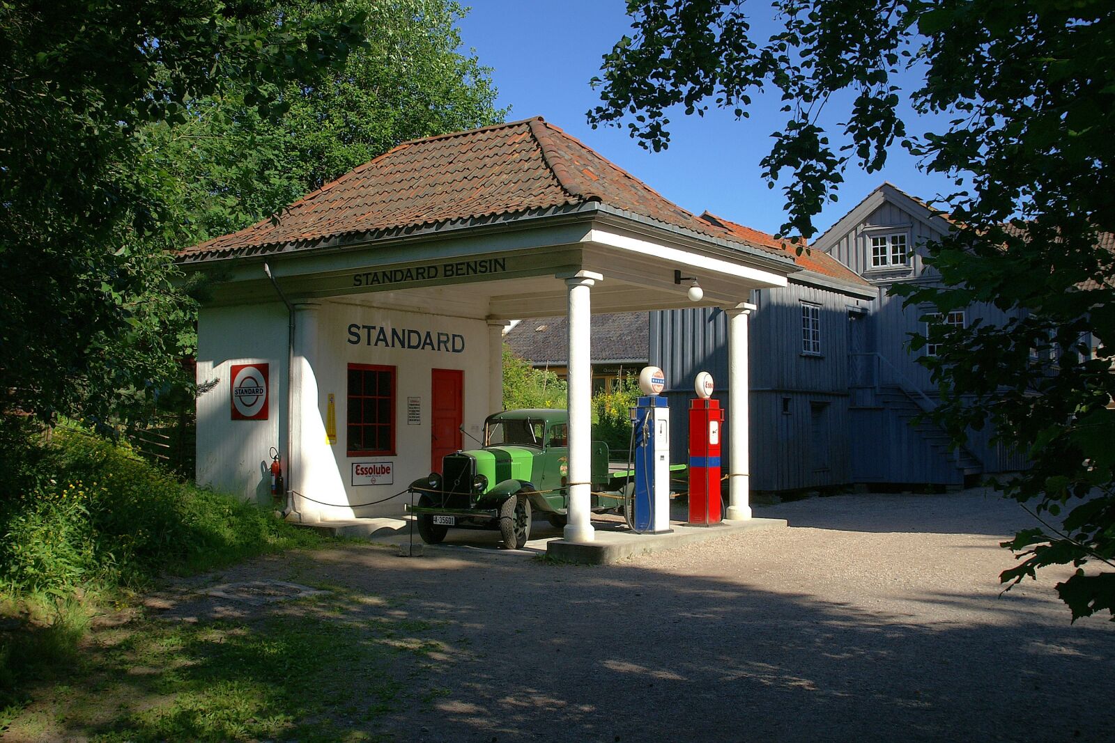 KONICA MINOLTA DYNAX 7D sample photo. Petrol stations, oslo, norway photography