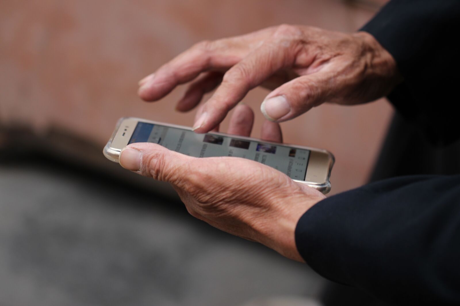 Canon EOS 700D (EOS Rebel T5i / EOS Kiss X7i) sample photo. Hands, mobile phone, smartphone photography