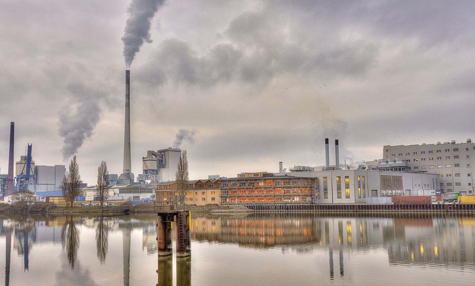 Nikon D90 sample photo. Pollution, waters, smoke photography