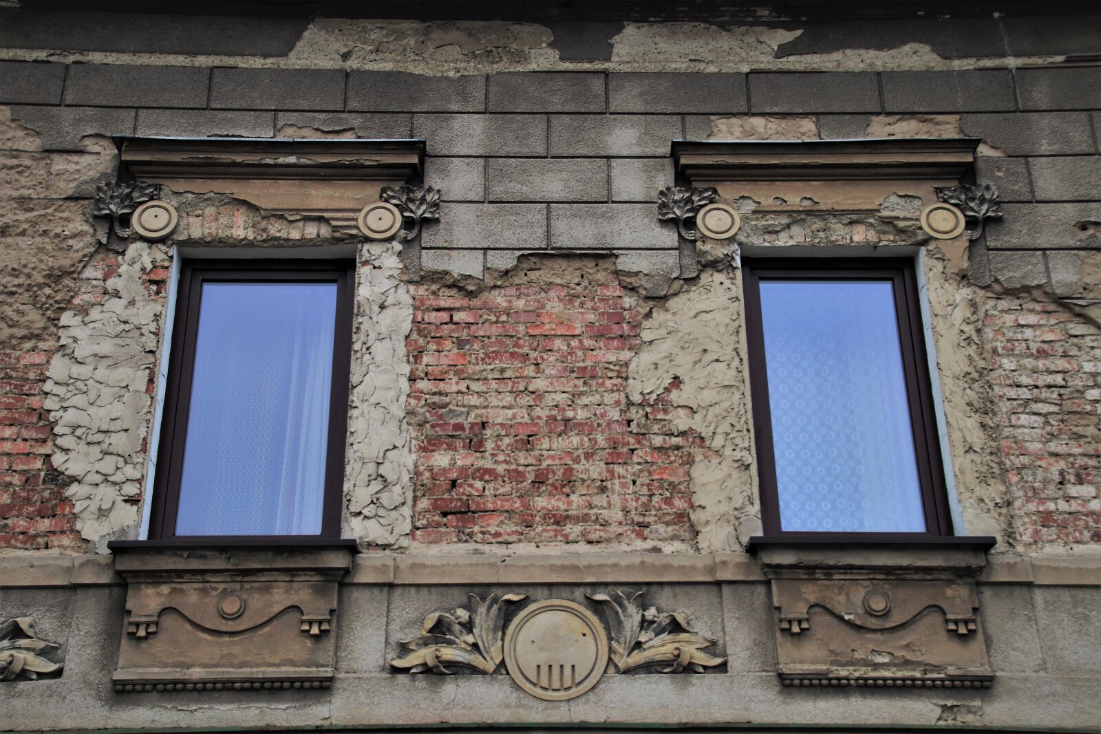 Canon EOS 80D sample photo. Old, the window, plaster photography