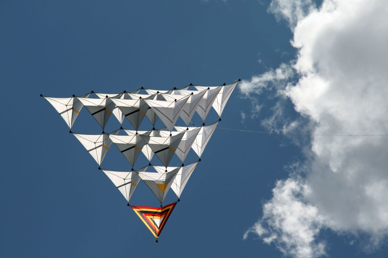 Canon EOS 450D (EOS Rebel XSi / EOS Kiss X2) sample photo. Tetrahedron, dragons, sky photography