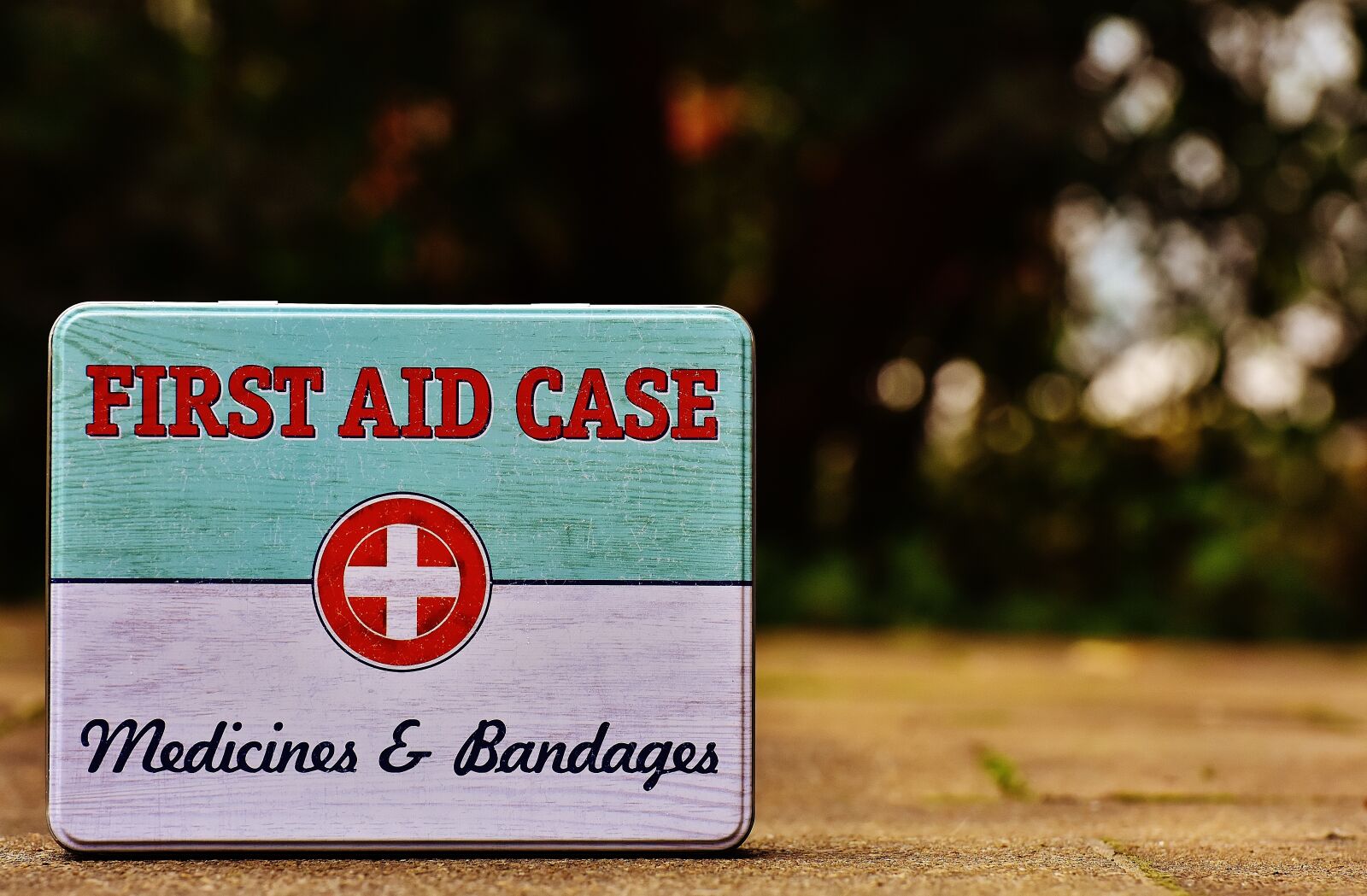 Nikon D7200 sample photo. First aid, box, tin photography