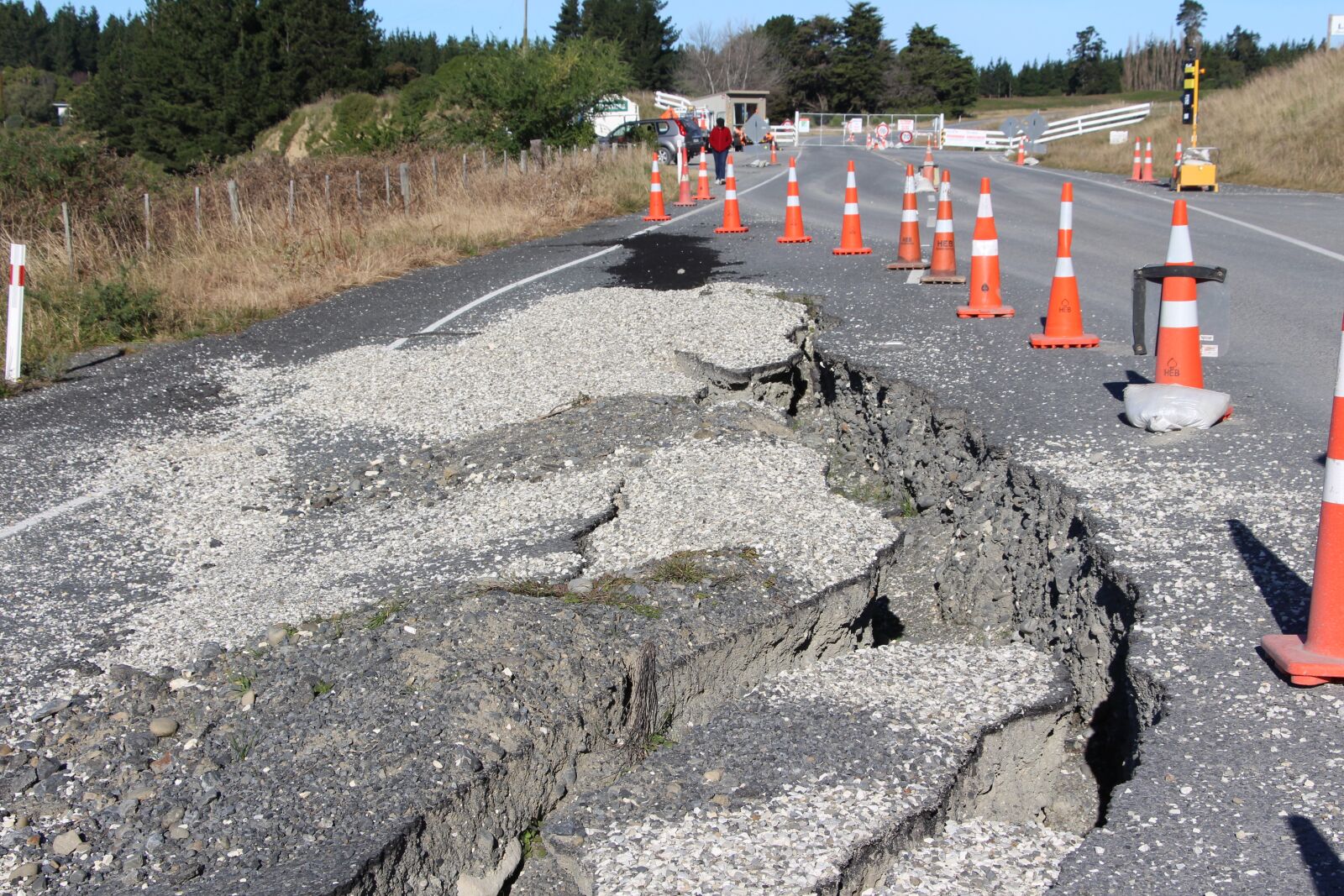 Canon EOS 700D (EOS Rebel T5i / EOS Kiss X7i) sample photo. Road, broken, crack photography