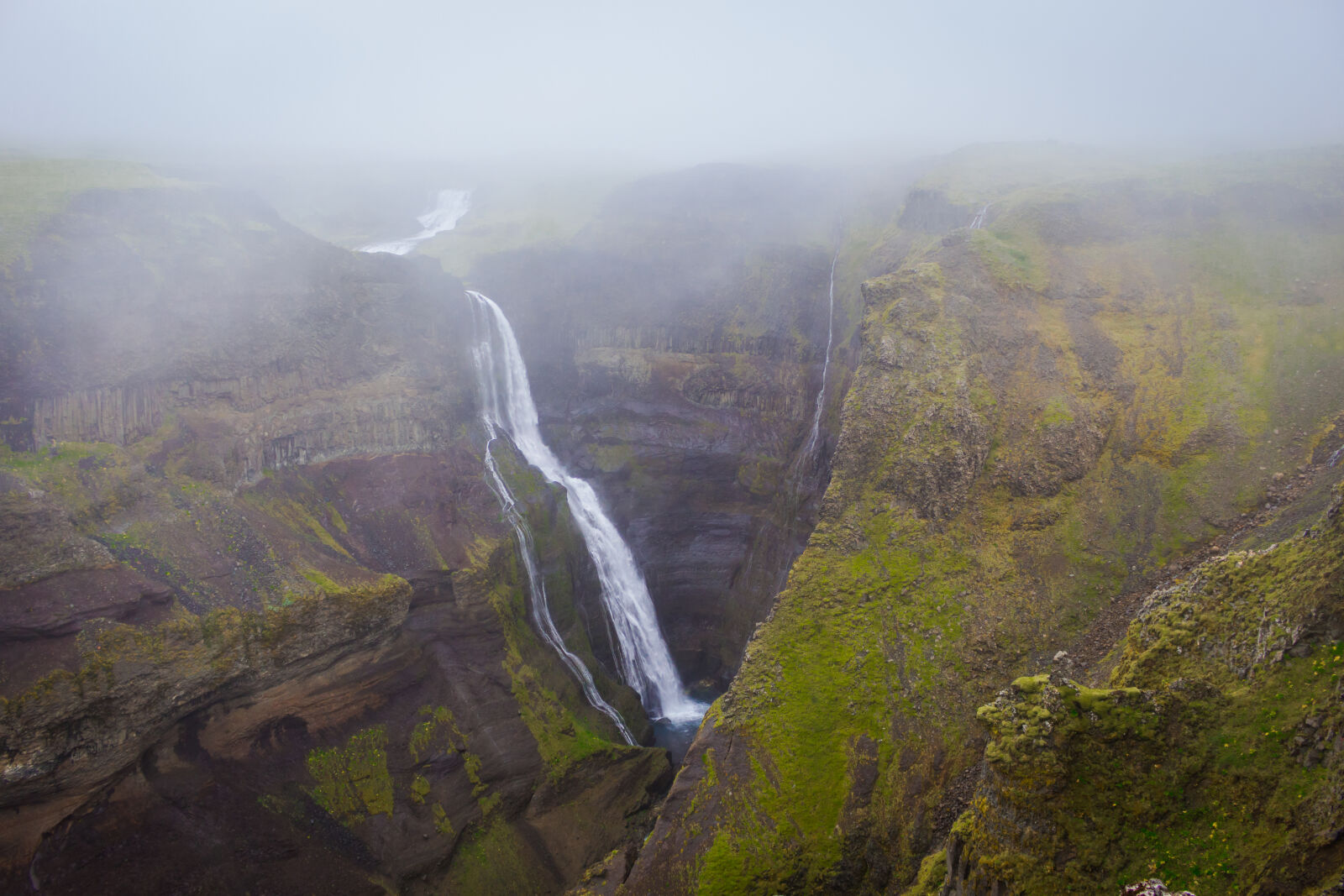 Canon EOS 700D (EOS Rebel T5i / EOS Kiss X7i) sample photo. Cascade, cliffs, environment, fog photography