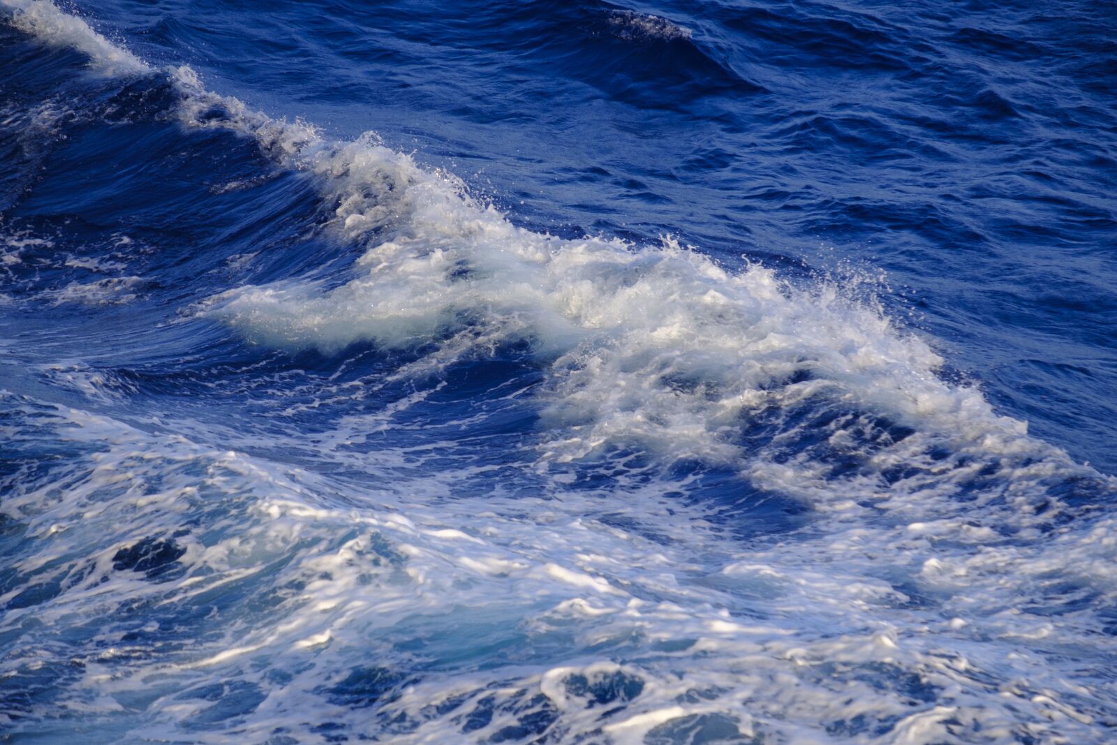 Fujifilm X-T2 + Fujifilm XF 55-200mm F3.5-4.8 R LM OIS sample photo. Wave, water, sea photography